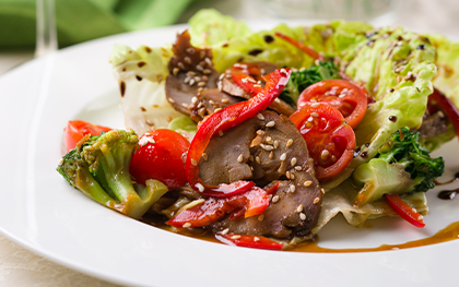 Теплий салат з телятиною та овочами гриль під соусом теріякі