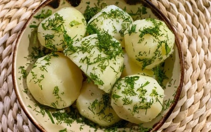 Картопля відварна з вершковим маслом та зеленню