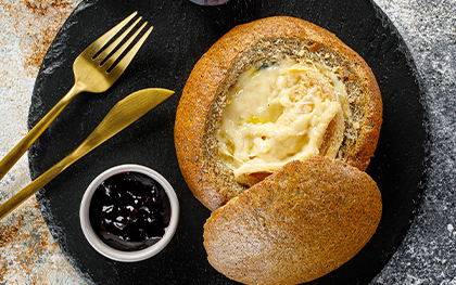 Запечений сир у солодовому хлібі з джемом (камамбер, моцарела, дорблю)